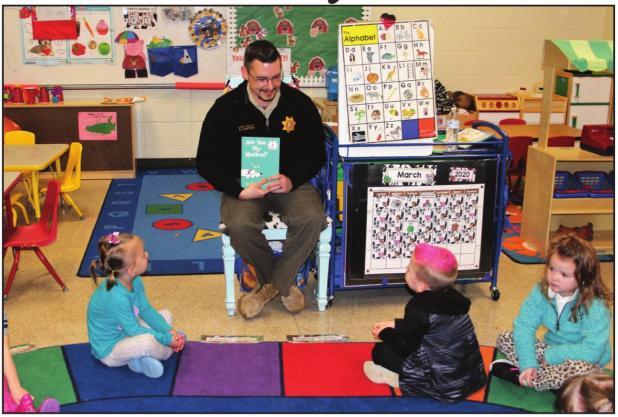 Community Reads to Elementary Students